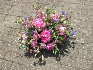 Rouwbloemen Haarlem roze en blauw